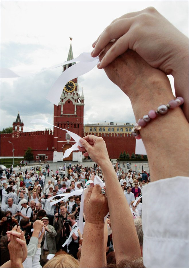 Собрание активистов «белоленточного движения» перед Кремлем. Москва, май 2012 года
