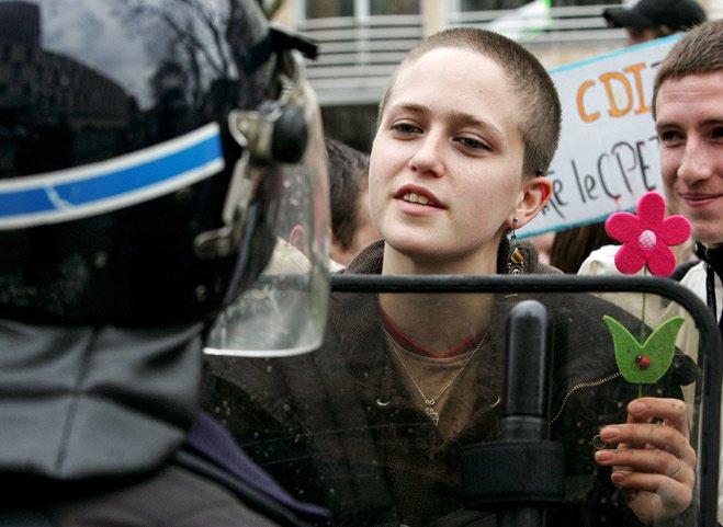 Цветы против дубинок — одна из самых популярных форм ненасильственного сопротивления