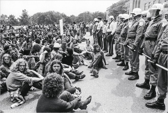 Протестующие и армия во время Марша мира. Вашингон, 1972 год